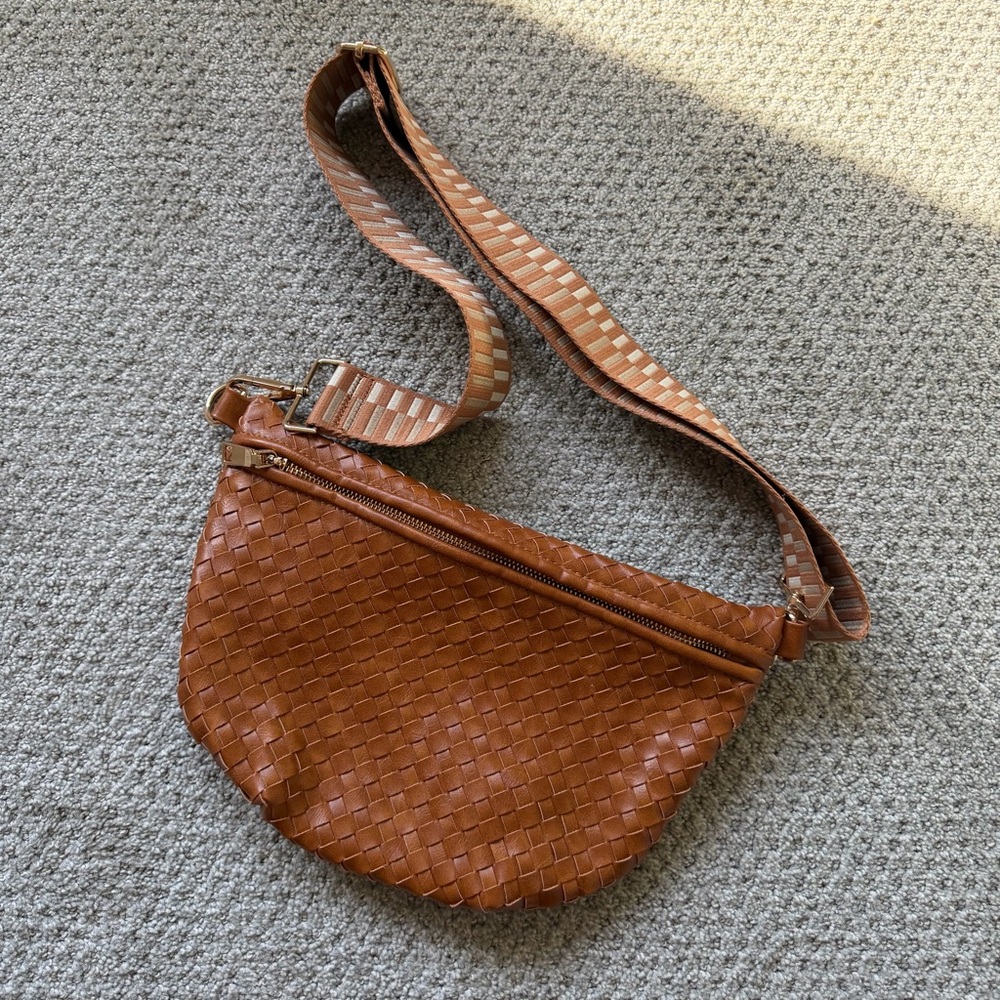 Elegant Woven Crossbody Bag - Tan